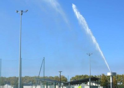 Arrosage terrain de football avec des jets puissants