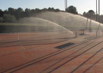 Arrosage court de tennis en terre battue longue vue