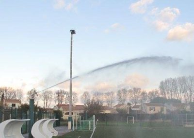 Terrain de football avec des sièges blancs